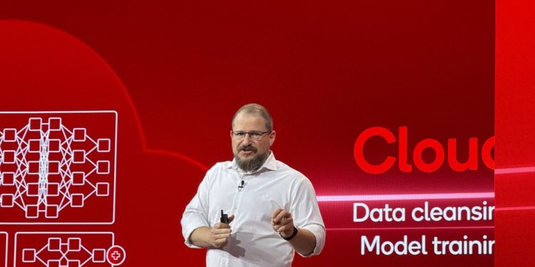 Cristiano Amon, CEO da Qualcomm, fala durante a abertura do Snapdragon Summit, evento que acontece nesta semana nos EUA. — Foto: Bruno Rosa