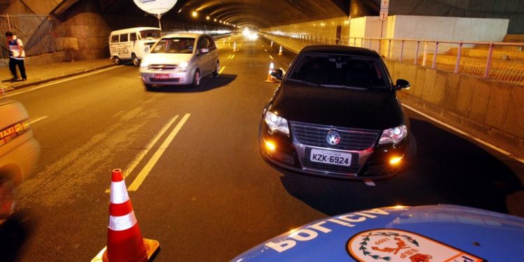 O carro oficial usado pelo desembargador parado na Lei Seca, em 2011 — Foto: Fernando Quevedo/Agência O GLOBO