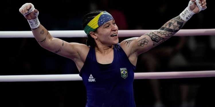 Beatriz Ferreira conquistou duas medalhas olímpicas e migrou para o boxe profissional — Foto: Alexandre Loureiro/COB