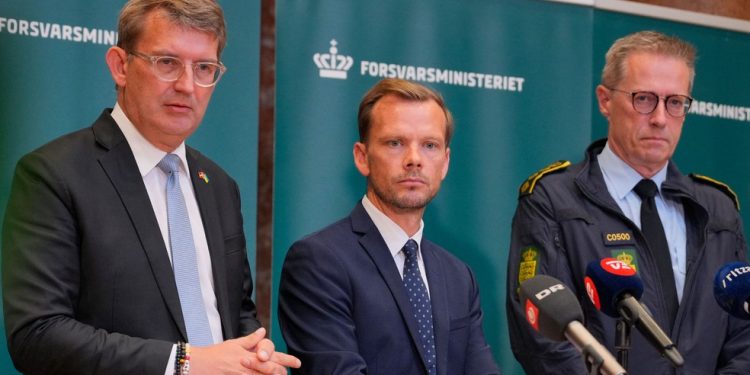 Ministro da Defesa da Dinamarca, Troels Lund Poulsen (E), o ministro da Justiça da Dinamarca, Peter Hummelgaard (C), e o Chefe da Polícia Nacional da Dinamarca, Thorkild Fogde (D) — Foto: Emil Helms/Ritzau Scanpix/AFP