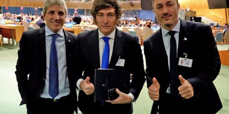 O ministro da Economia, Luis Caputo (à esquerda), o presidente Javier Milei e o ministro da Defesa, Luis Petri, na Assembleia Geral da ONU para o discurso do Presidente na última quarta-feira, em Nova York — Foto: Divulgação/Presidência da Argentina