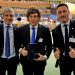 O ministro da Economia, Luis Caputo (à esquerda), o presidente Javier Milei e o ministro da Defesa, Luis Petri, na Assembleia Geral da ONU para o discurso do Presidente na última quarta-feira, em Nova York — Foto: Divulgação/Presidência da Argentina