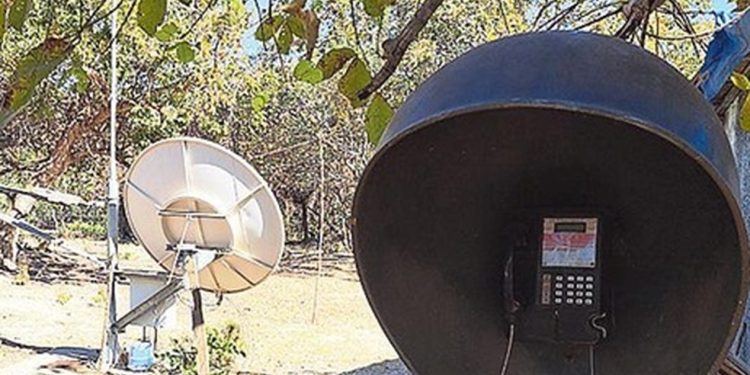 Na Comunidade Quilombola Ouro Fino (TO), orelhão é o principal meio de comunicação: em áreas remotas, bateria dos aparelhos é carregada com energia solar — Foto: Divulgação / Anatel