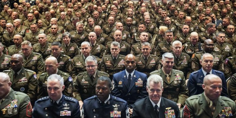 Generais e almirantes reunidos permaneceram em silêncio durante os discursos de Hegseth e Trump — Foto: Doug Mills / The New York Times