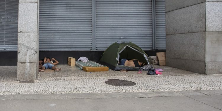 Pessoas em situação de rua dormem na Praça do Patriarca, em São Paulo — Foto: Edilson Dantas