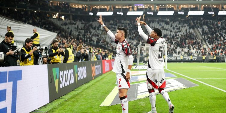 Luiz Araújo faz gol da virada do Flamengo sobre o Corinthians — Foto: Gilvan de Souza/Flamengo