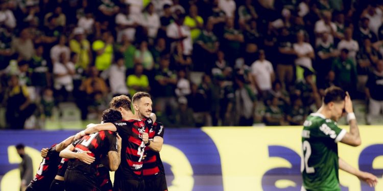 Jogadores do Flamengo comemoram gol marcado por Ayrton Lucas contra o Palmeiras — Foto: Adriano Fontes/Flamengo