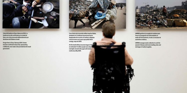 Visitante na exposição "Gaza Através dos Seus Olhos", no Museu Thyssen-Bornemisza, em Madrid — Foto: Thomas COEX / AFP