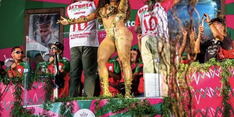 Rainha de bateria Evelyn Basttos durante a final do Samba — Foto: Reprodução