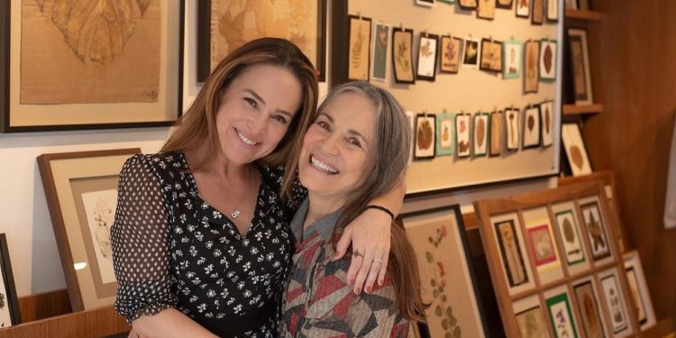 Gabriela Duarte prestigia a exposição da mãe, Regina Duarte, em São Paulo — Foto: Reprodução/Instagram