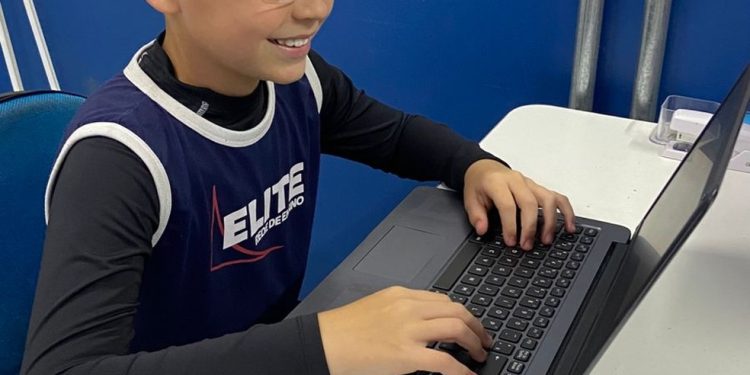 Edson de Souza Uchôa Filho, do 6º ano do Elite Irajá, durante atividade de inteligência artificial — Foto: Divulgação