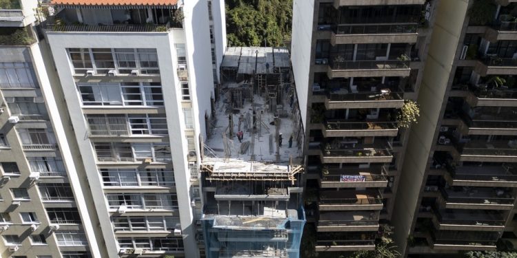 Construção de prédios de apartamentos tipo estúdio na Rua 5 de Julho, em Copacabana. — Foto: Márcia Foletto
