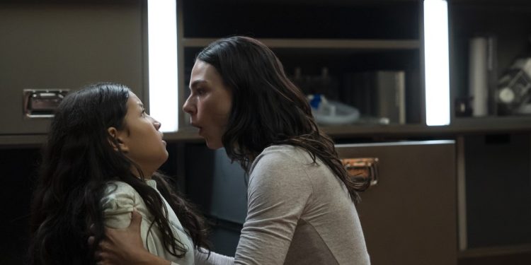 Marianna Santos e Isis Valverde em "Quarto do pânico", da diretora Gabriela Amaral Almeida — Foto: Divulgação