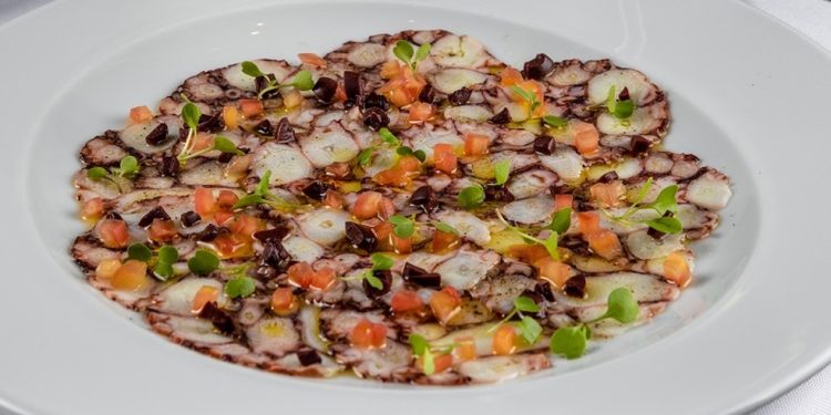 Nido: carpaccio di polipo con cremolata di olive e pomodoro — Foto: Divulgação / Foto de Tomás Rangel