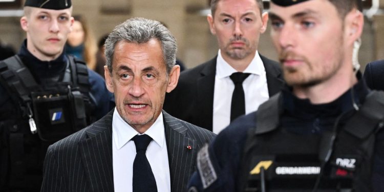 Ex-presidente francês Nicolas Sarkozy recebe tornozeleira eletrônica após condenação por corrupção — Foto: Bertrand Guay/AFP