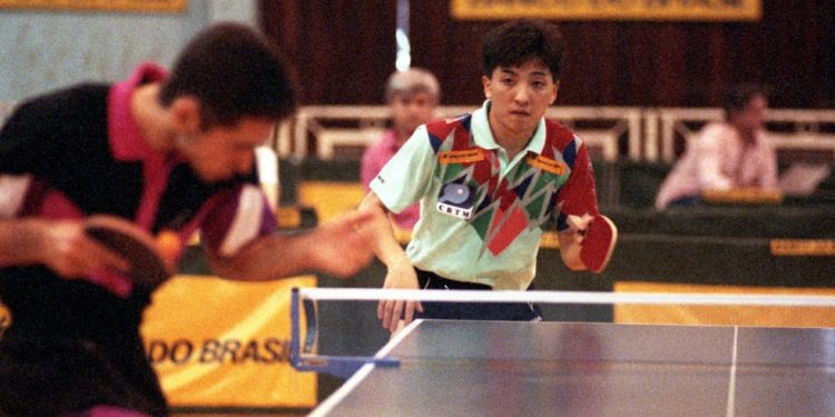 Rio de Janeiro (RJ) - 18/07/1993 - Hugo Hoyama se prepara para rebater um ataque do tcheco Peter Korbell, durante a final do Mundialito de tênis de Mesa, em que o brasileiro terminou vice-campeão — Foto: Ricardo Chvaicer / Agência o Globo