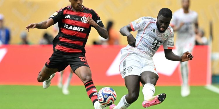 Upamecano contra o Flamengo no Mundial de Clubes — Foto: PATRICIA DE MELO MOREIRA / AFP