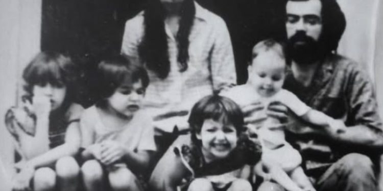 Francisco Tenório Júnior posa com a mulher e os filhos; ele desapareceu em 1976 na Argentina — Foto: Instagram/EAAF