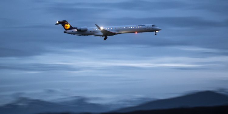 Um avião comercial Bombardier CRJ900 da Lufthansa CityLine se prepara para pousar no Aeroporto de Genebra. O grupo aéreo alemão Lufthansa anunciou que cortará 4.000 empregos, quase 4% de sua força de trabalho, até 2030 — Foto: Fabricae Coffrini/AFP