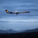 Um avião comercial Bombardier CRJ900 da Lufthansa CityLine se prepara para pousar no Aeroporto de Genebra. O grupo aéreo alemão Lufthansa anunciou que cortará 4.000 empregos, quase 4% de sua força de trabalho, até 2030 — Foto: Fabricae Coffrini/AFP
