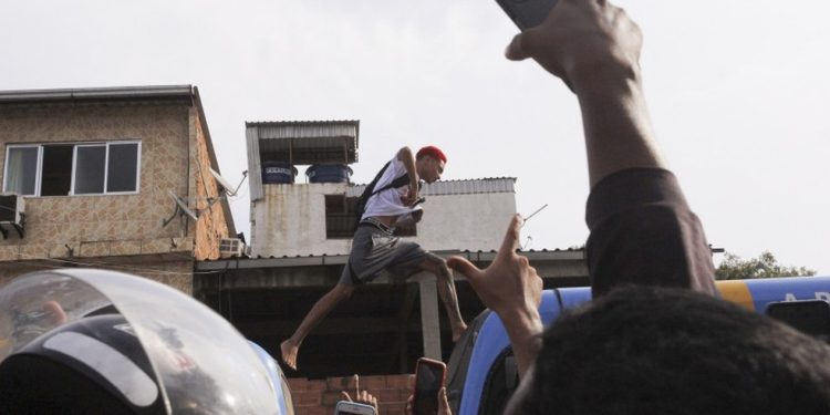 Multidão aguarda a saída do MC Poze do Rodo do Complexo de Gericinó. Poze teve a prisão temporária revogada. Na foto, MC Oruam sobe em um ônibus. — Foto: Júlia Aguiar / O Globo