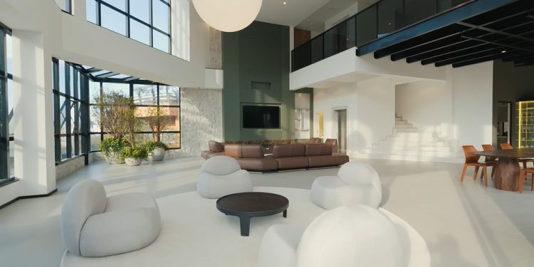 Internamente, a casa conta com peças soltas de design, avaliadas em mais de R$ 200 mil — Foto: Divulgação Bruno Cassola