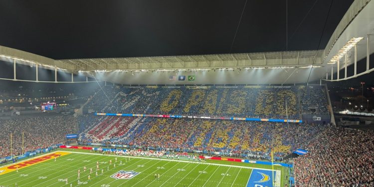 Torcida faz mosaico antes de jogo entre Chiefs e Chargers, pela NFL, em São Paulo — Foto: Filipe Vidon