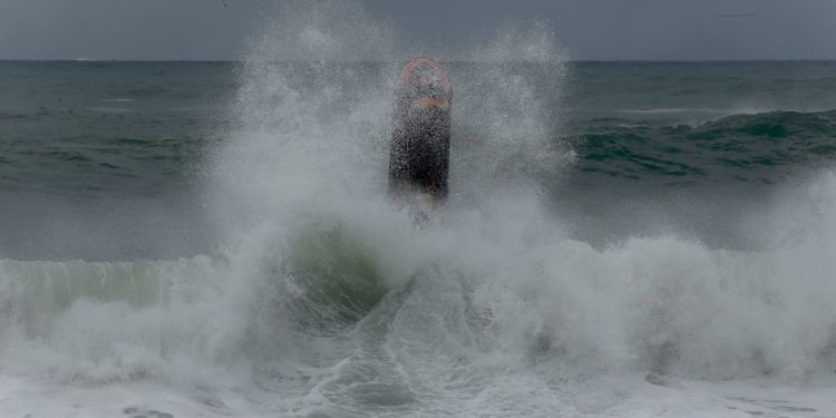 Ressaca na orla do Rio. Ondas levaram areia para a pista da Av. Delfim Moreira, que fechou para o trânsito. — Foto: Fabiano Rocha / Agência O Globo
