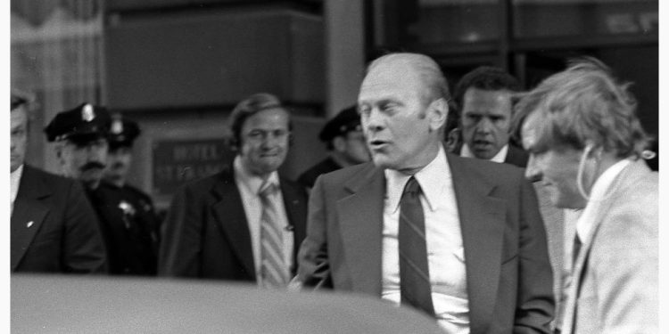 Sequência de imagens mostra o presidente Gerald Ford no momento em que Sara Jane Moore tentou atirar nele, em frente ao Hotel St. Francis, em San Francisco, em 22 de setembro de 1975 — Foto: David Hume Kennerly/Gerald R. Ford Library via The New York Times