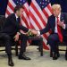 Emmanuel Macron e Donald Trump apertam as mãos após reunião bilateral na terça-feira — Foto: Ludovic Marin/AFP
