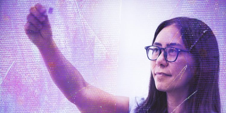 Claudia Suemoto, professora e diretora do Banco de Cérebros da Faculdade de Medicina da Universidade de São Paulo (USP), uma das principais pesquisadoras sobre Alzheimer e demência do Brasil — Foto: Arte sobre foto de Maria Isabel Oliveira