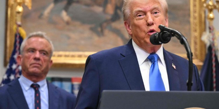 Donald Trump e RFK: Falsa associação entre vacinas e autismo — Foto: Saul Loeb/AFP