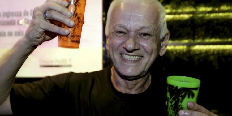 Onildo Braz, garçom do Circo Voador — Foto: Marcelo Theobald / Agência O Globo