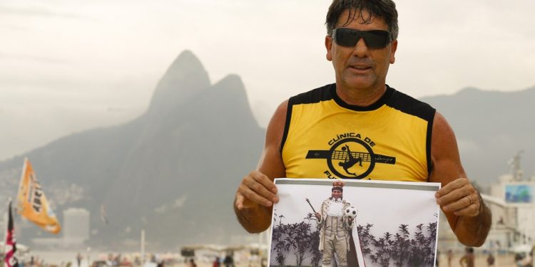Renato Gaúcho posa com a sua foto para o Jornal Extra como Rei do Rio — Foto: Foto Pablo Jacob