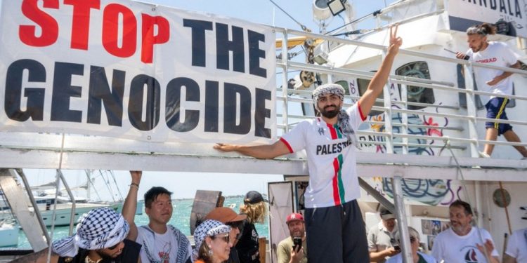 O navio 'Handala', da Flotilha da Liberdade, antes da partida para Gaza com ajuda humanitária, em um porto em Siracusa, Sicília, sul da Itália — Foto: Giovanni Isolino / AFP