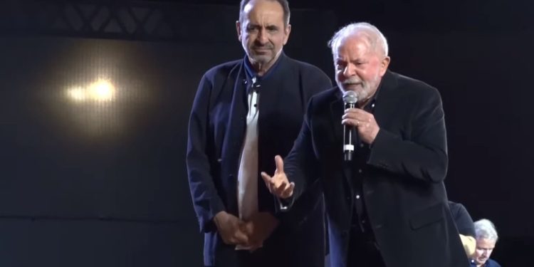 Kalil (à esquerda) em ato de campanha em 2022 no interior de Minas, ao lado de Lula: ex-prefeito de BH busca maior distância para o atual presidente em 2026 — Foto: Reprodução