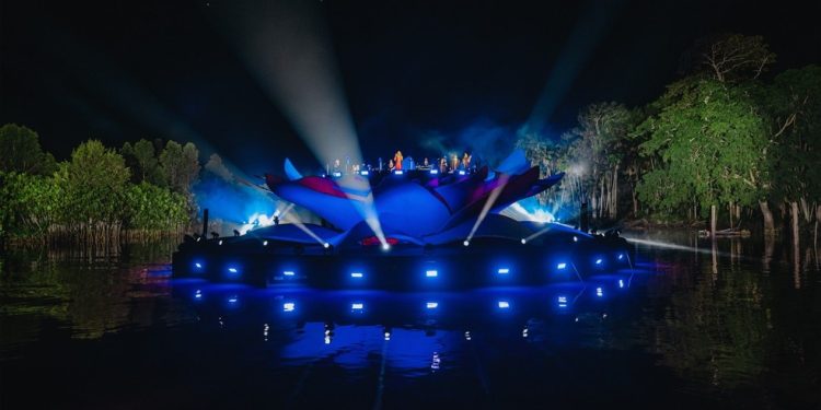 Mariah Carey se apresenta em palco flutuante, no Pará, durante o evento Amazônia Live — Foto: Diego Padilha/Divulgação