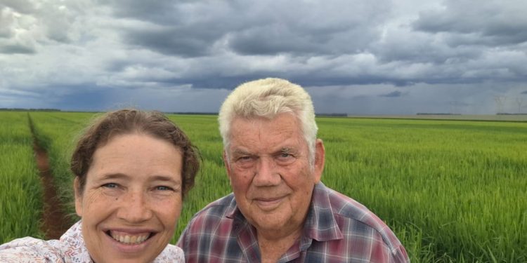 Marion e o pai, Wilhelmus Kompier, cortam custos na fazenda em GO — Foto: Arquivo pessoal