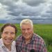 Marion e o pai, Wilhelmus Kompier, cortam custos na fazenda em GO — Foto: Arquivo pessoal