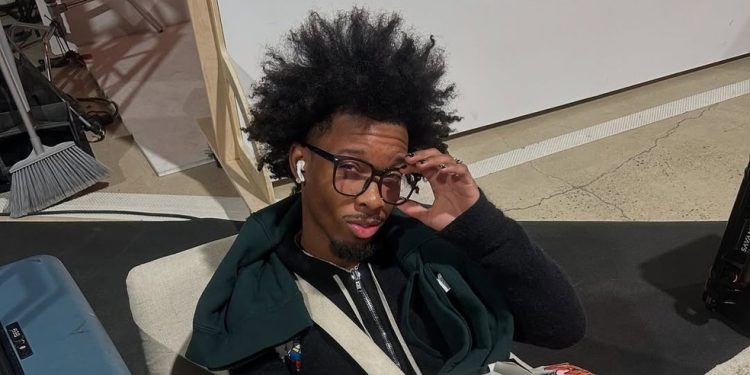 Após ter corpo de jovem encontrado em seu Tesla, rapper D4vd cancela shows — Foto: Reprodução