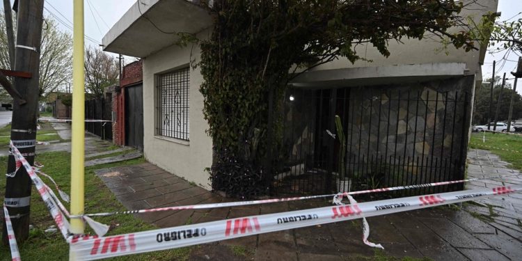Casa onde os corpos de Brenda del Castillo, Morena Verdi e Lara Gutierrez foram encontrados enterrados no quintal, em Florencio Varela, nos arredores de Buenos Aires. — Foto: Luis Robayo / AFP