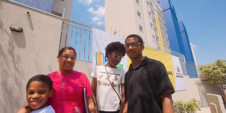 Novos proprietários comemoraram a conquista da casa própria — Foto: Leon Rodrigues/SECOM