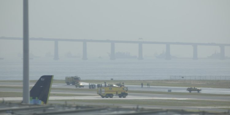 Óleo na pista fecha Aeroporto Santos Dumont e provoca cancelamento de voos — Foto: Fabiano Rocha/ O GLOBO