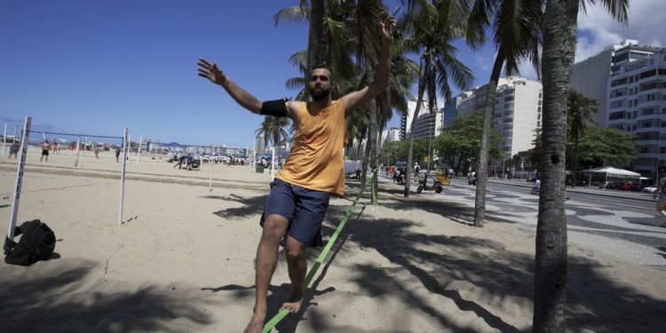 Cariocas e turistas lotam praias e parques no primeiro fim de semana da estação, que começou com clima ameno e previsão de alternância entre dias quentes e frentes frias. — Foto: Fabiano Rocha/ O GLOBO