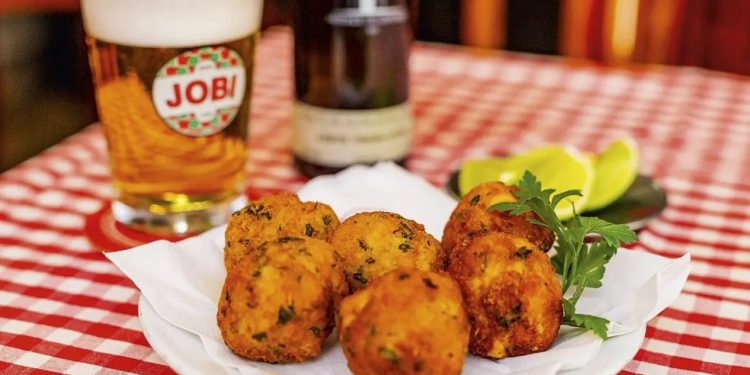 Jobi, bolinho de bacalhau com chope — Foto: Divulgação