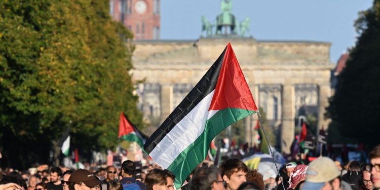Pessoas marcham com bandeiras palestinas durante em manifestação no centro de Berlim, neste sábado (27/09) — Foto: Ralf Hirschberger/AFP
