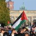 Pessoas marcham com bandeiras palestinas durante em manifestação no centro de Berlim, neste sábado (27/09) — Foto: Ralf Hirschberger/AFP