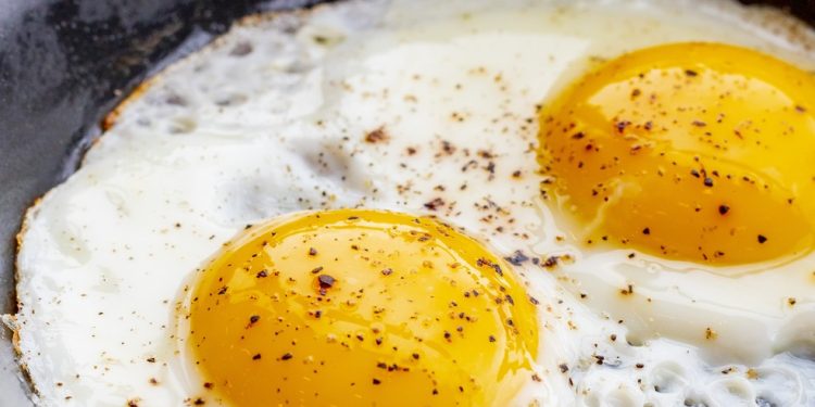 Seja mexido, cozido ou frito, a ampla variedade de formas de preparo do ovo o torna quase indispensável na primeira refeição do dia — Foto: Freepik