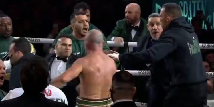 Rafael Freitas, filho de Popo, atingiu Wanderlei Silva com forte soco no rosto — Foto: Reprodução/Combate