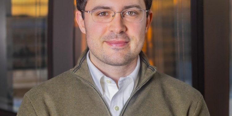 O especialista Rafael Falcetta Correa explica cuidados essenciais antes de investir fora do Brasil — Foto: Divulgação